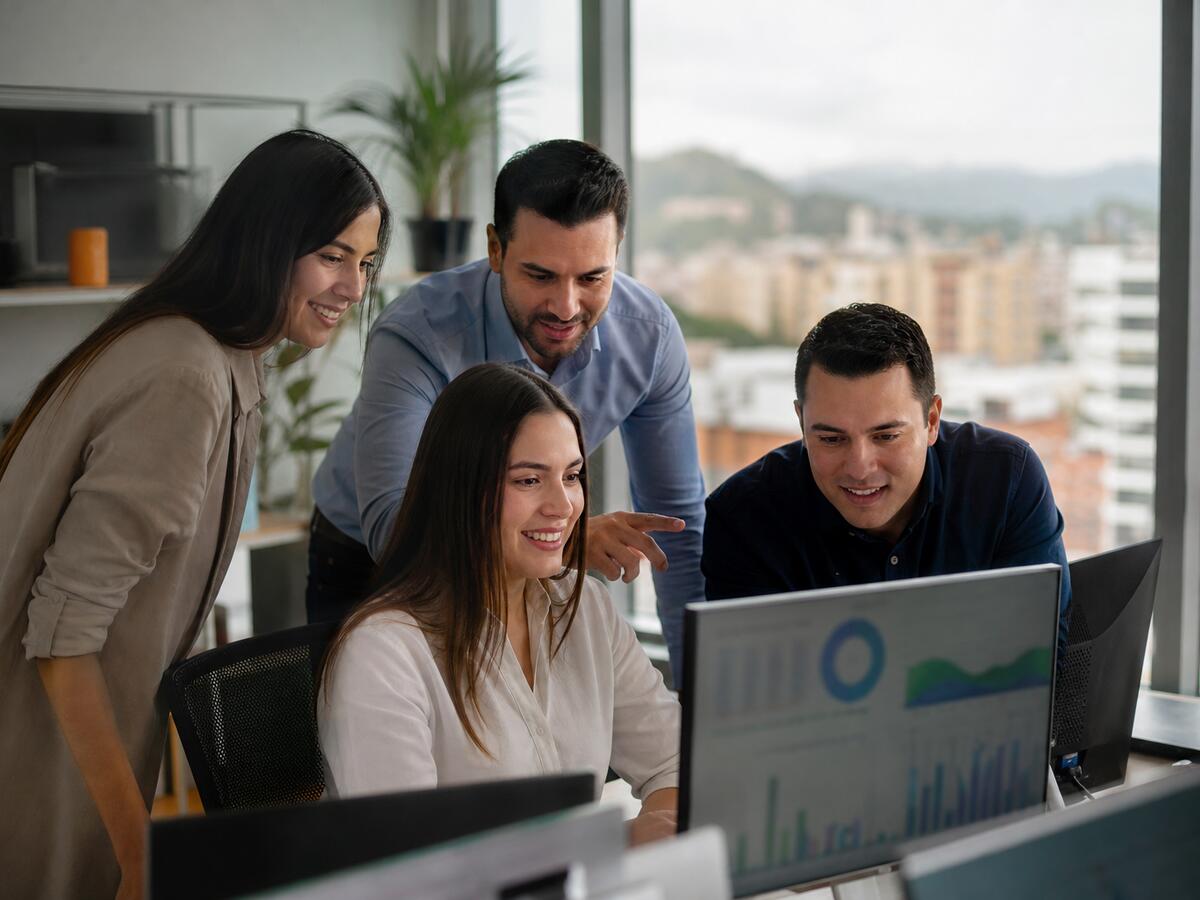 Equipo de Unlockers Cloud trabajando en una oficina moderna en Bucaramanga