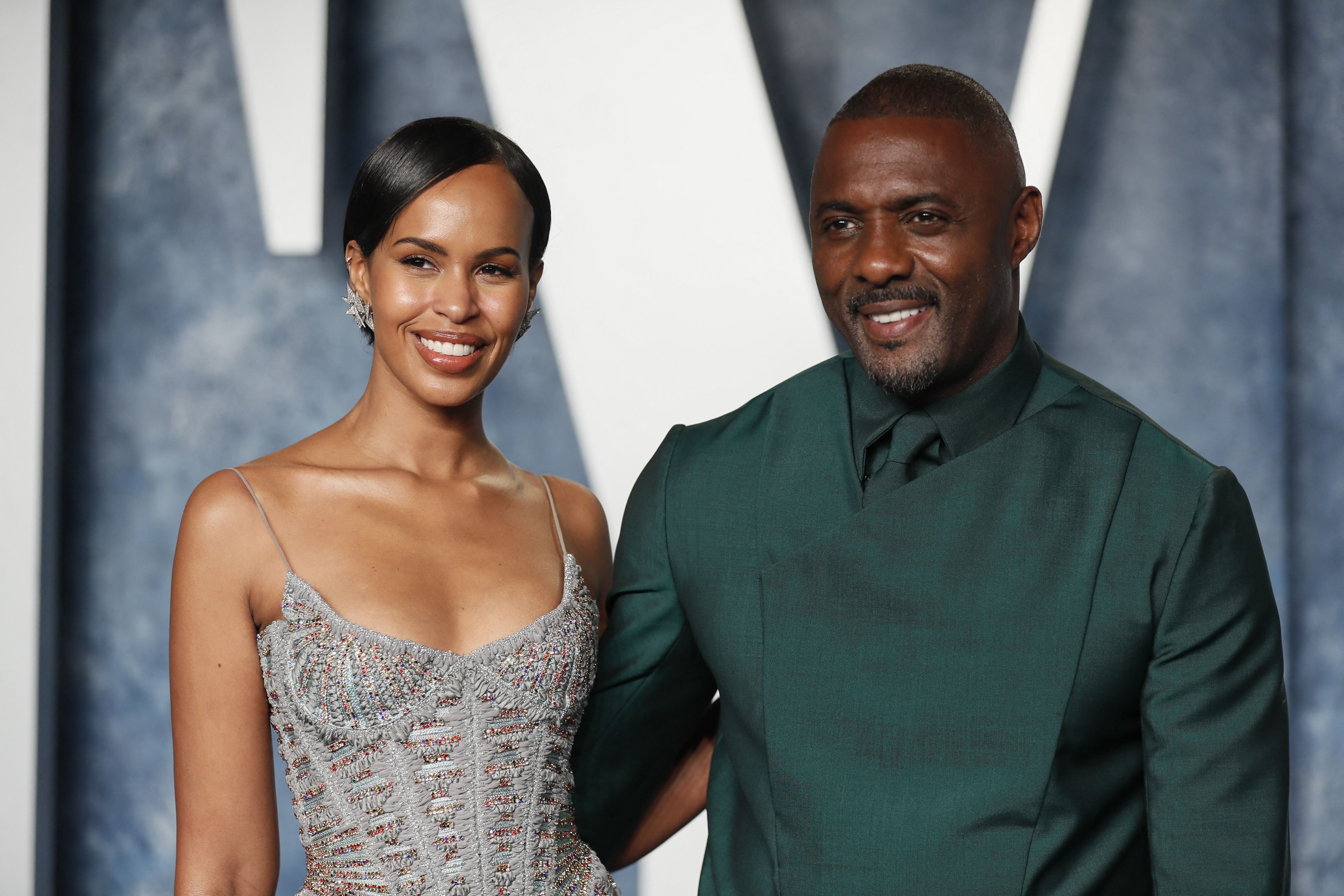 Sabrina Dhowre Elba y Idris Elba en la gala de Vanity Fair tras los premios Oscar. REUTERS/Danny Moloshok