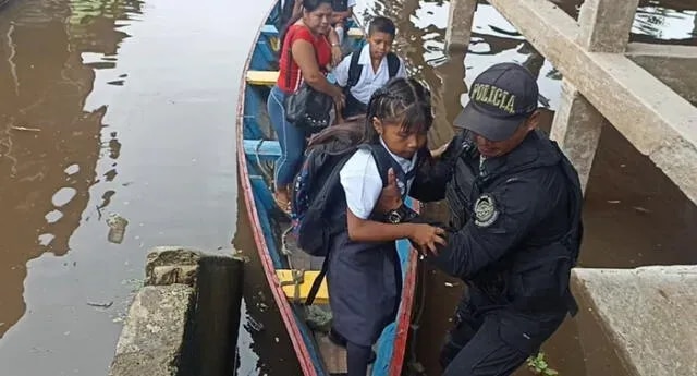 Niños tienen que cruzar el río en canoas o baldes para ir al colegio.