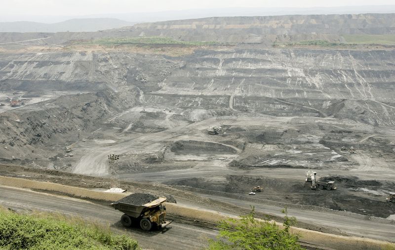 El Plan Nacional de Desarrollo plantea impulsar los proyectos asociativos a pequeña escala y prohibir la minería de carbón a escala a cielo abierto. 