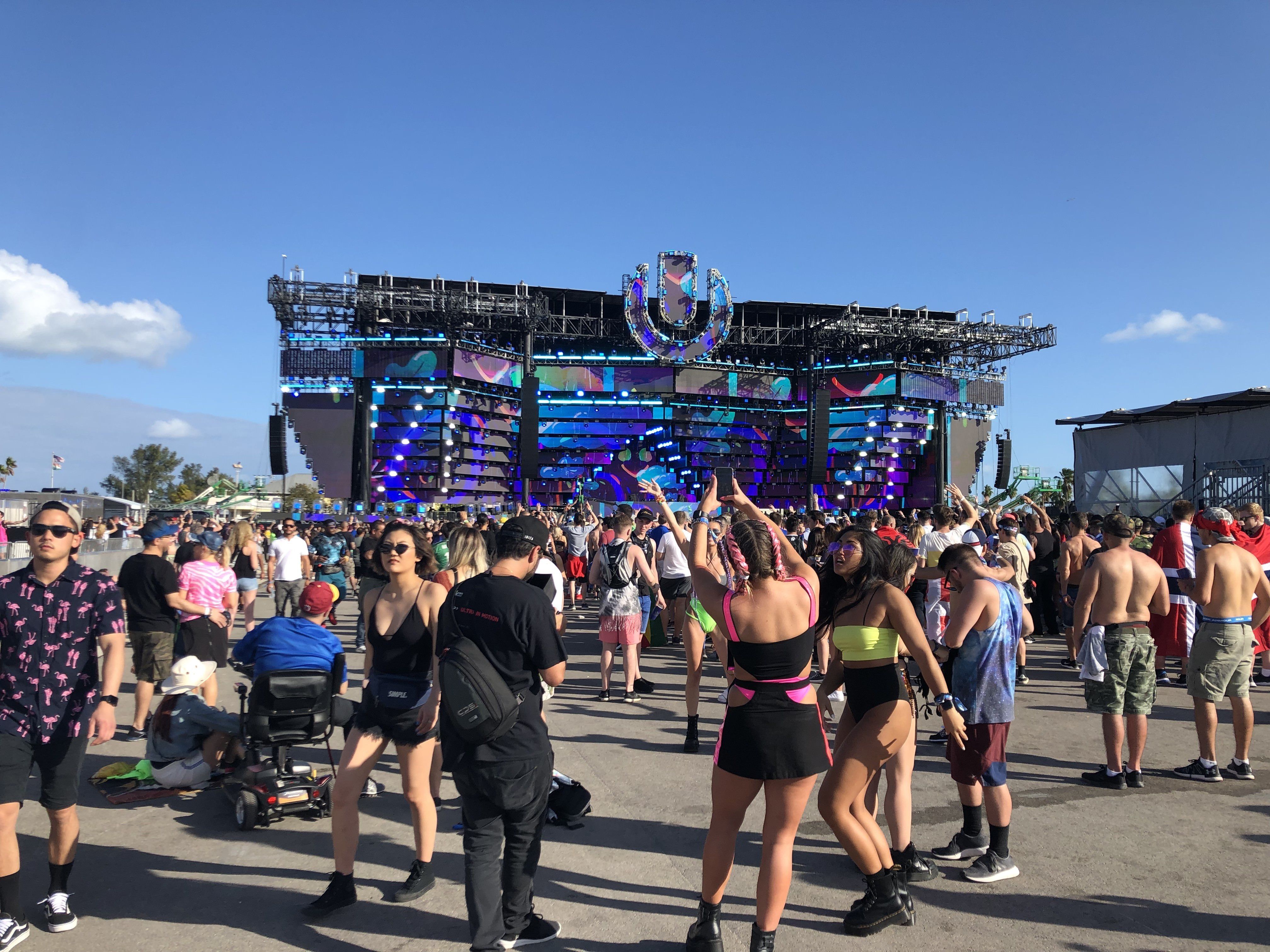 Personas asisten al arranque del Ultra Music Festival, considerado el festival de música electrónica más importante del mundo. EFE/Antoni Belchi/Archivo

