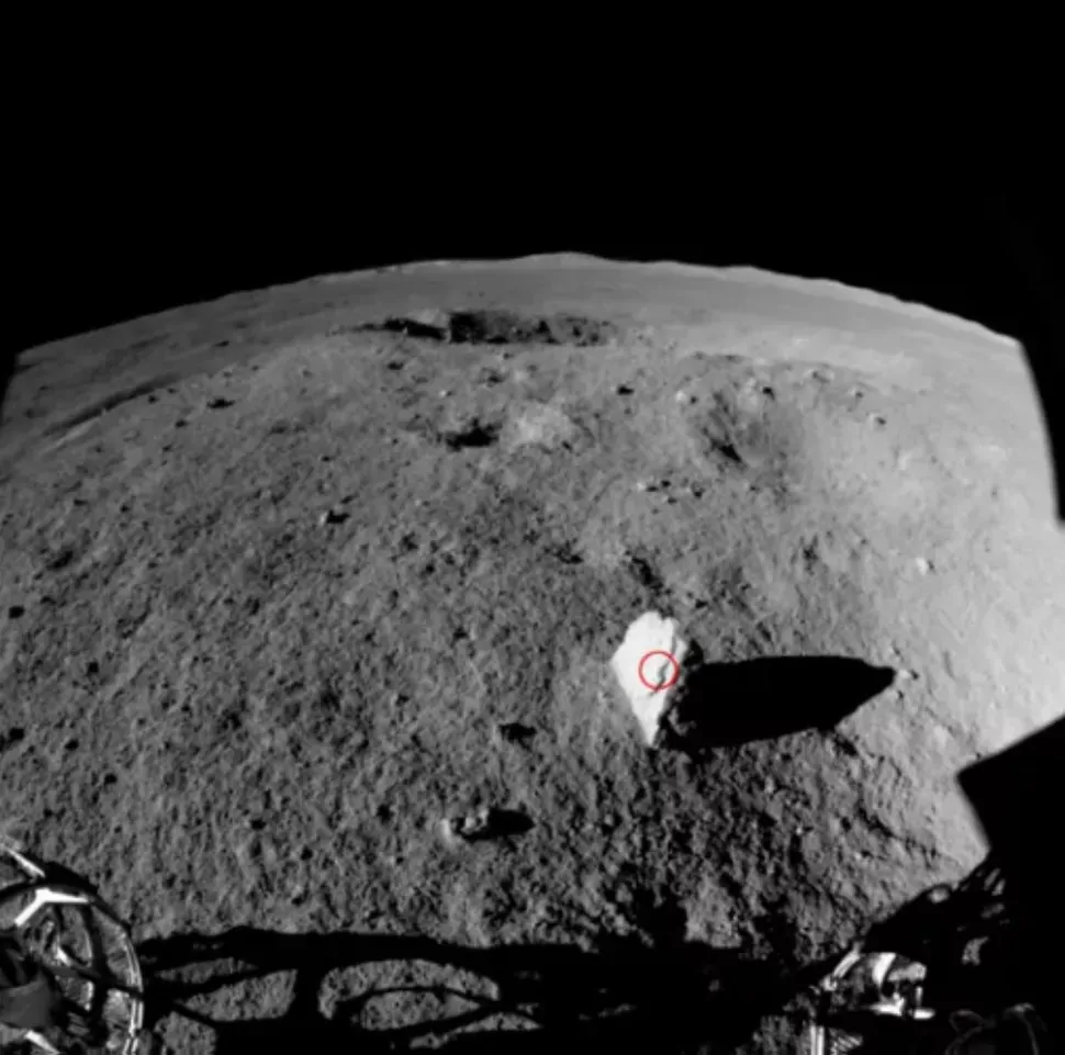 El rover chino Yutu-2 descubre una extraña roca milanaria en el lado oscuro de la luna