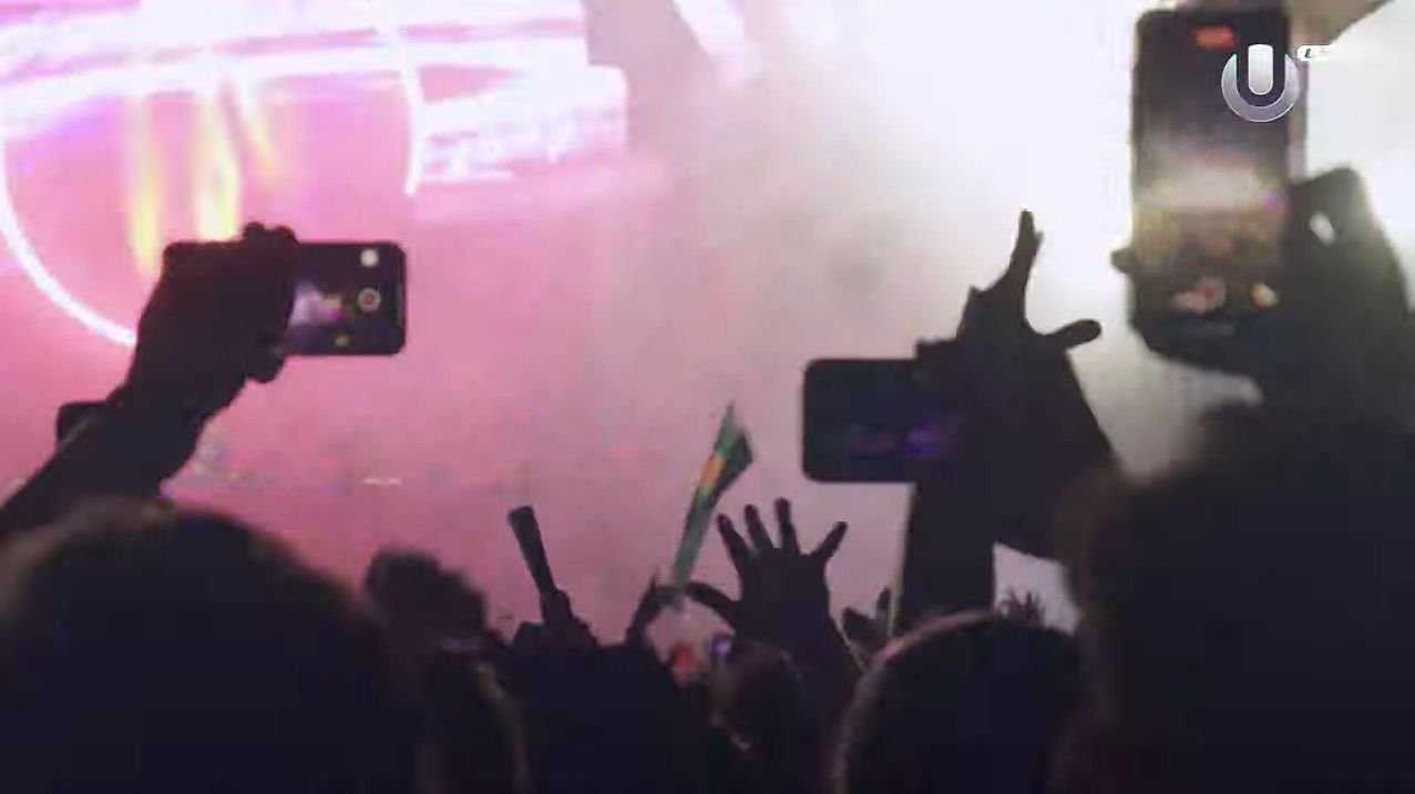 El público toma videos de la presentación de Zedd en Ultra Music Festival.