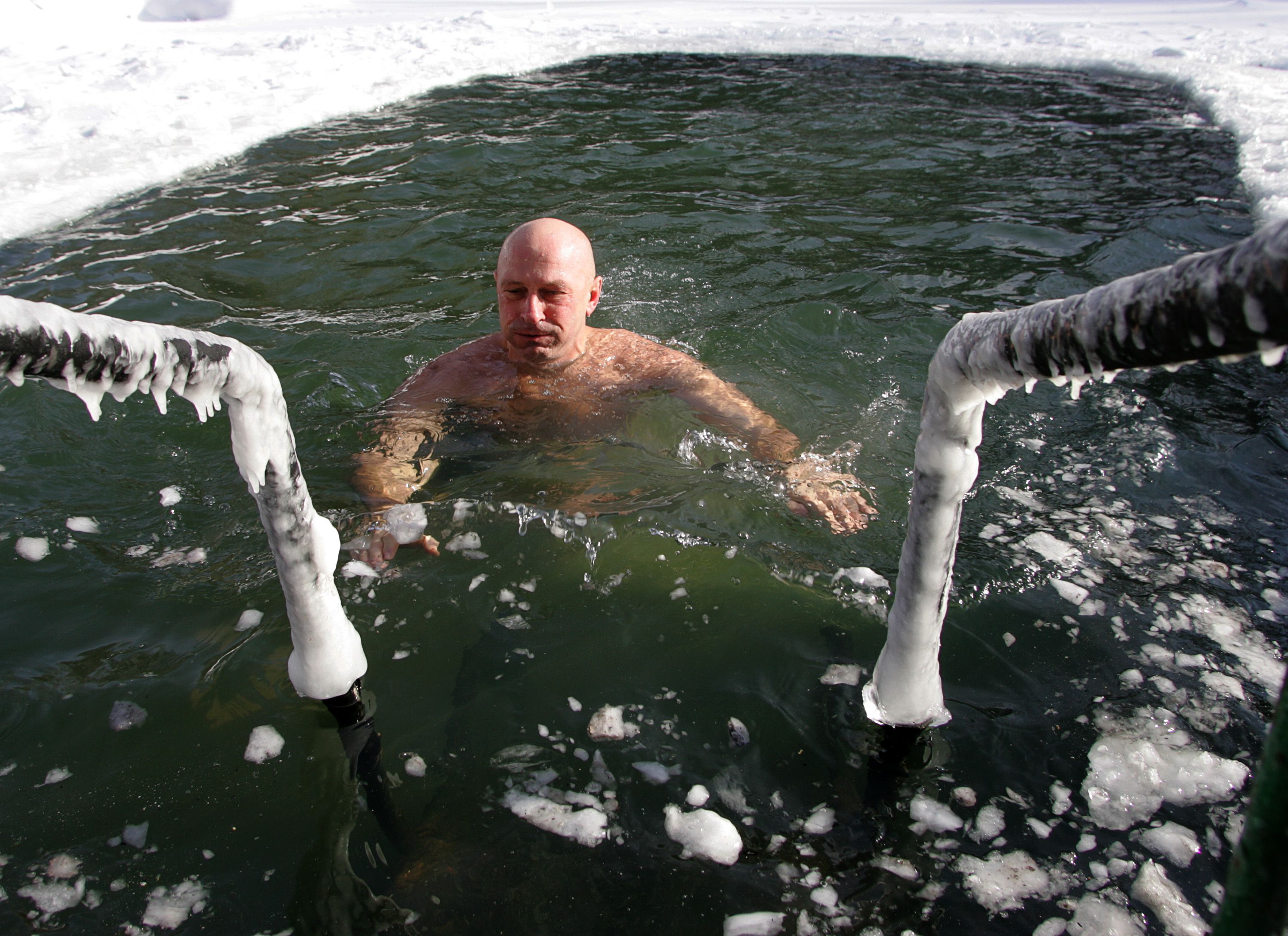Nadar agua fría