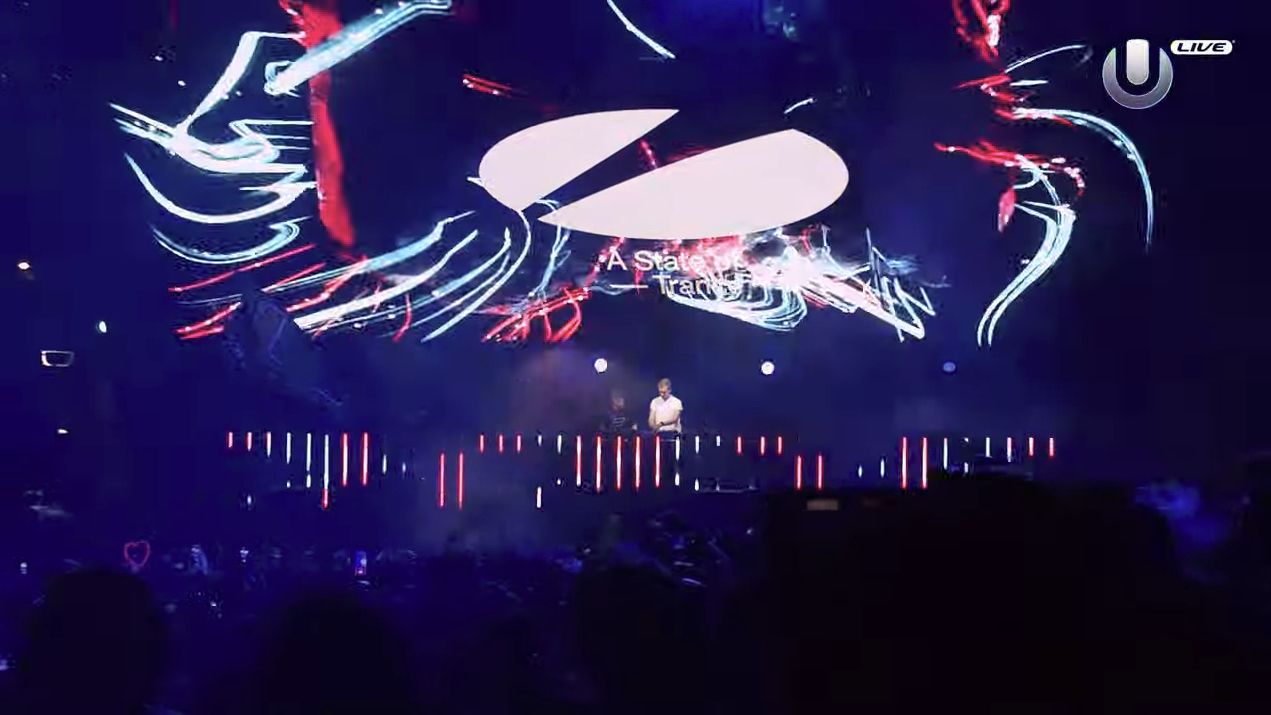 Armin Van Buuren en un set back to back con Ferry Corsten en Ultra Music Festival.