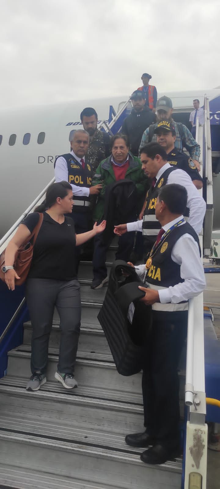 Alejandro Toledo llegó a Perú este domingo 23 de abril. El expresidente escondió sus manos para evitar ser visto enmarrocado. (PNP)