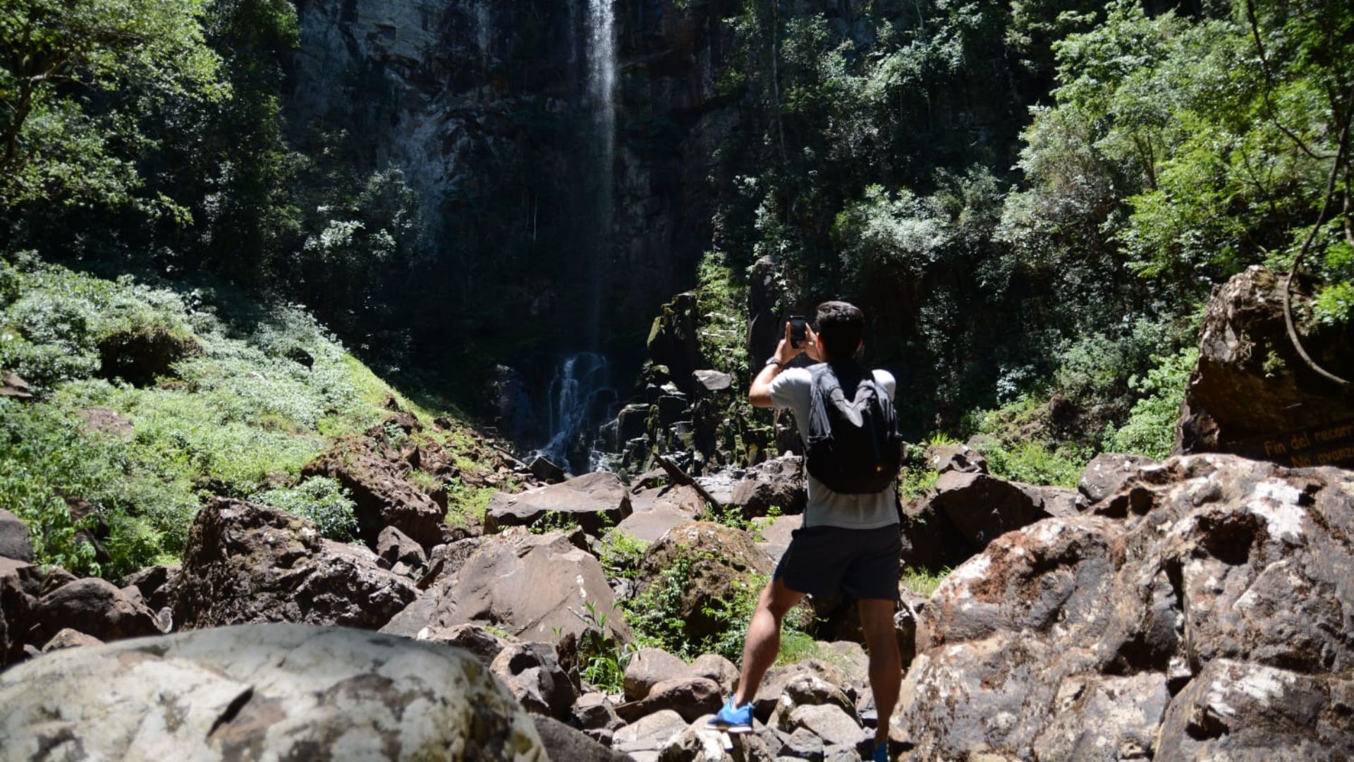 Turista en la cascada del Parque Provincial Salto Encantado en Aristóbulo del Valle, Misiones.