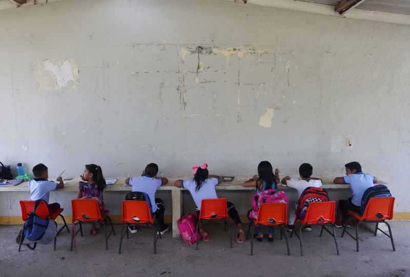 Según Unicef, “dos de cada tres niñas y niños de Argentina (66%) son pobres por ingresos o están privados de derechos básicos, como el acceso a la educación, la protección social, a una vivienda o un baño adecuado, al agua o a un hábitat seguro”  REUTERS/Gustavo Graf