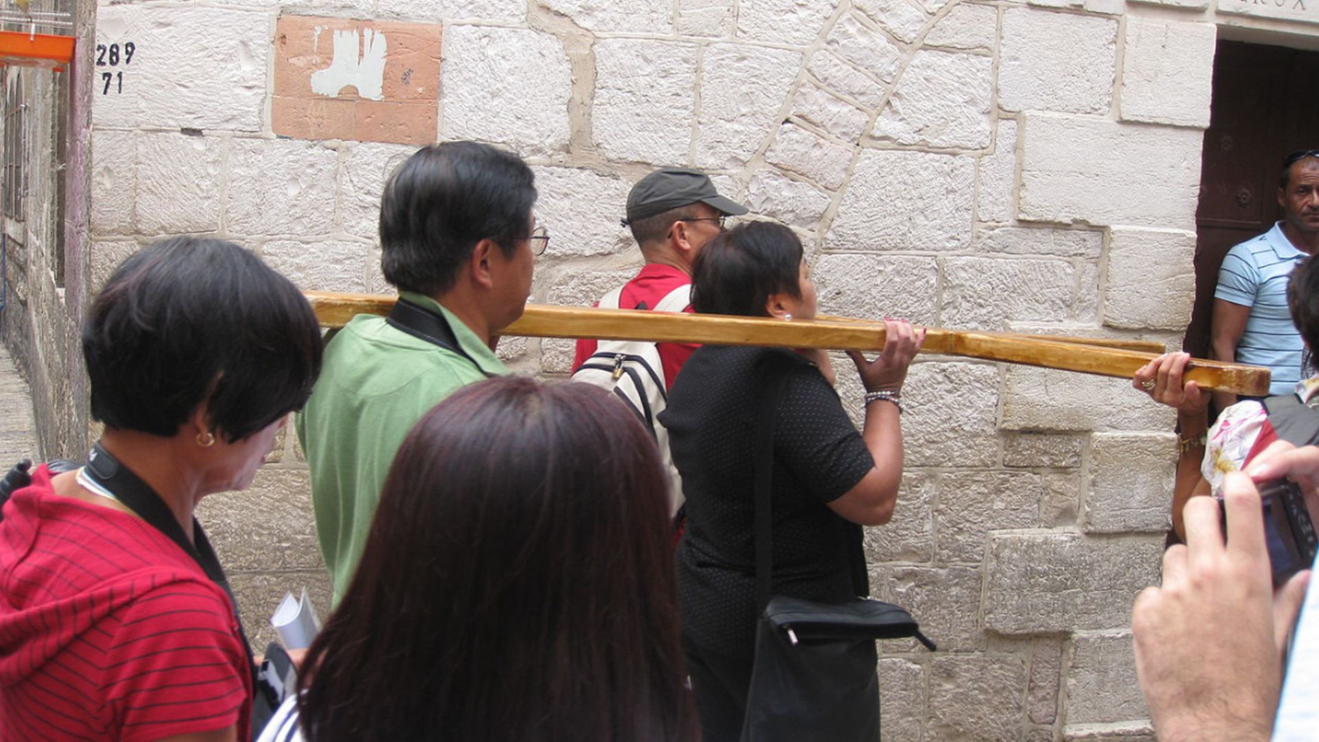 Peregrinos en la Vía Dolorosa ante la Quinta Estación, en Jerusalén. (Deror Avi)
