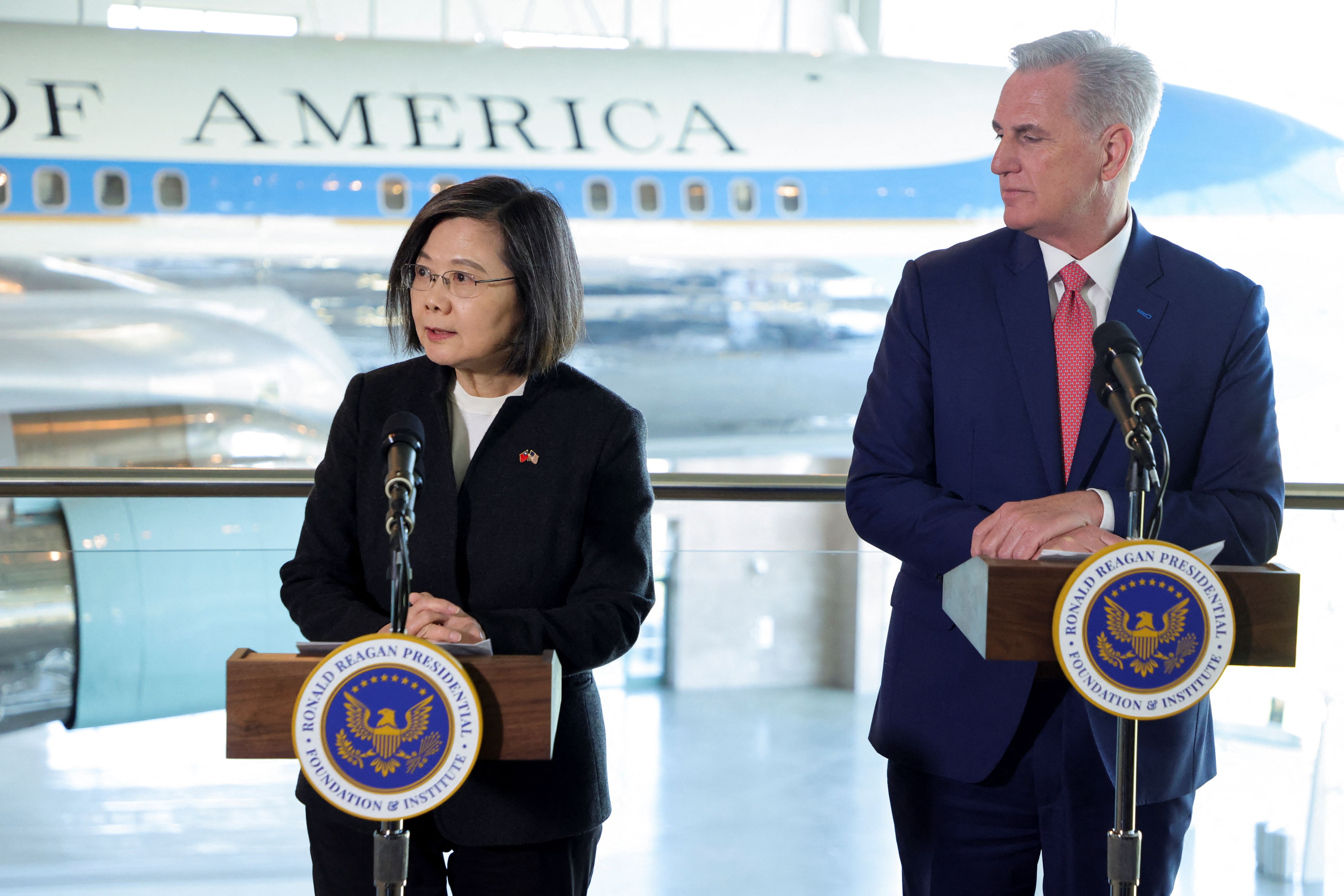 Taiwán detectó un avión chino y tres buques de guerra en los alrededores de la isla tras la visita de su presidenta a EEUU. (REUTERS/David Swanson)